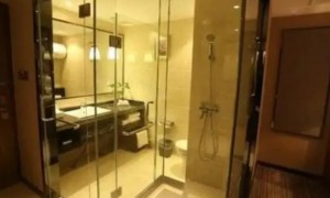 为何酒店厕所玻璃设置成透明的？